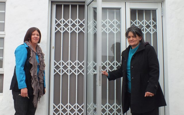 Joanne Swart en Suster Lesinda Cunningham tydens die oopsluit van die agterdeur van Gansbaai Huis